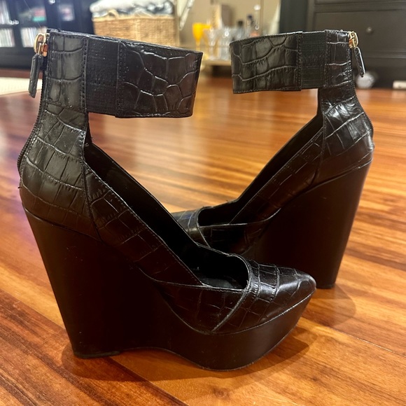 BCBGMaxAzria Black Reptile Print Platform Wedge - Picture 6 of 6